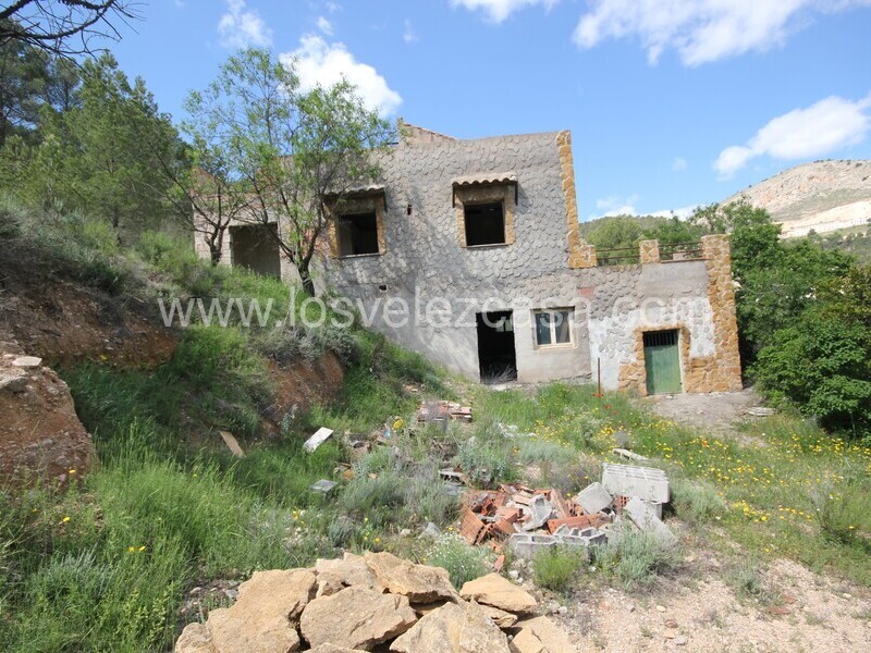 LVC534: 6 Bedroom Country House for Sale